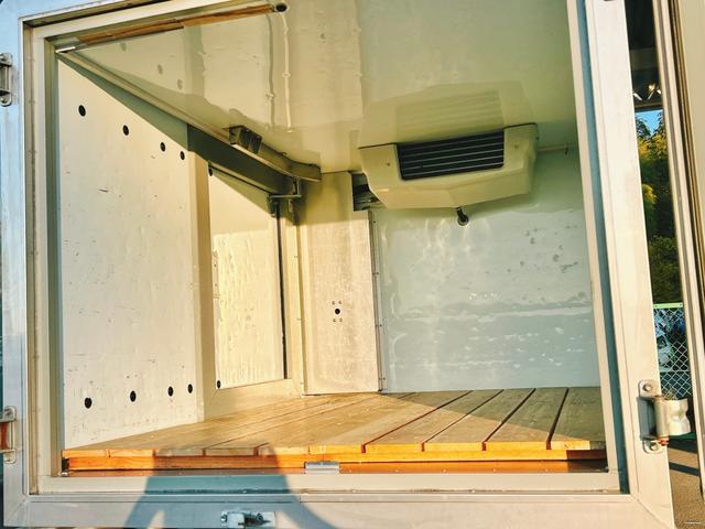 キャリイトラック 低温冷蔵冷凍車　－２０℃設定　キャリイ食品シリーズ　片側ドア　キャリイ食品シリーズ　サーモキング冷凍機　片側スライドドア　リヤロックロッド扉　キーレス　パワーウィンドウ　ＥＴＣ　スノコ　庫内ライト　荷箱カギ（17枚目）