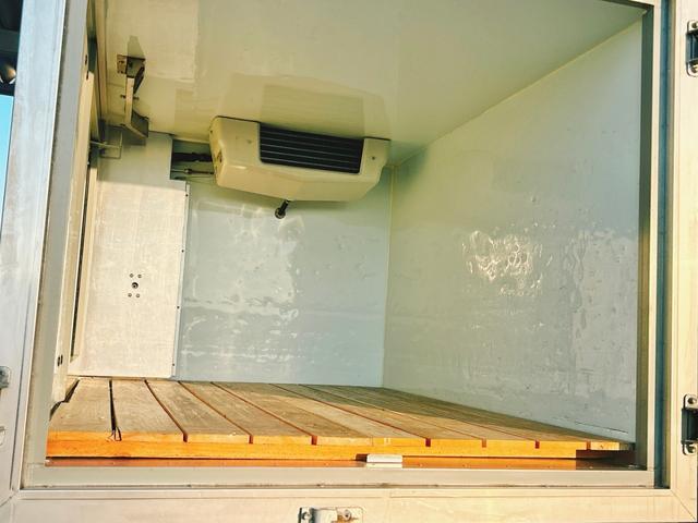 キャリイトラック 低温冷蔵冷凍車　－２０℃設定　キャリイ食品シリーズ　片側ドア　キャリイ食品シリーズ　サーモキング冷凍機　片側スライドドア　リヤロックロッド扉　キーレス　パワーウィンドウ　ＥＴＣ　スノコ　庫内ライト　荷箱カギ（18枚目）