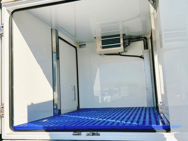 ハイゼットトラック ４ＷＤ　ＦＲＰ中温冷蔵冷凍車　－７℃設定　デンソー冷凍機　ダイハツ純正　両側スライドドア　リヤワンタッチ扉　助手席エアバッグ　ＡＢＳ　９０度ストッパー　樹脂製スノコ　庫内ライト　荷箱カギ（18枚目）