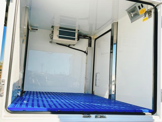ハイゼットトラック ４ＷＤ　ＦＲＰ中温冷蔵冷凍車　－７℃設定　デンソー冷凍機　ダイハツ純正　両側スライドドア　リヤワンタッチ扉　助手席エアバッグ　ＡＢＳ　９０度ストッパー　樹脂製スノコ　庫内ライト　荷箱カギ（19枚目）