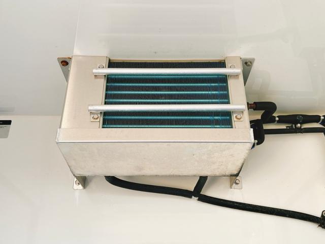 ハイゼットトラック ４ＷＤ　ＦＲＰ中温冷蔵冷凍車　－７℃設定　デンソー冷凍機　ダイハツ純正　両側スライドドア　リヤワンタッチ扉　助手席エアバッグ　ＡＢＳ　９０度ストッパー　樹脂製スノコ　庫内ライト　荷箱カギ（20枚目）