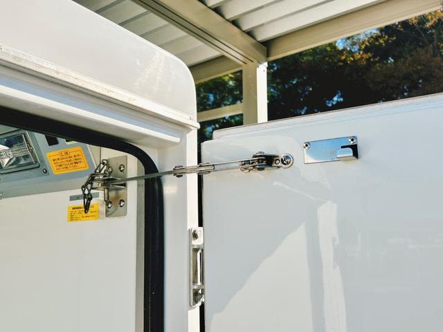 ハイゼットトラック ４ＷＤ　ＦＲＰ中温冷蔵冷凍車　－７℃設定　デンソー冷凍機　ダイハツ純正　両側スライドドア　リヤワンタッチ扉　助手席エアバッグ　ＡＢＳ　９０度ストッパー　樹脂製スノコ　庫内ライト　荷箱カギ（22枚目）