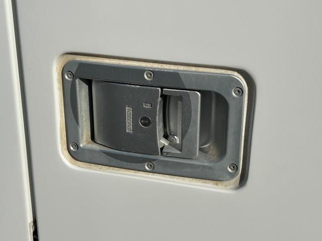 ハイゼットトラック ４ＷＤ　ＦＲＰ中温冷蔵冷凍車　－７℃設定　デンソー冷凍機　ダイハツ純正　両側スライドドア　リヤワンタッチ扉　助手席エアバッグ　ＡＢＳ　９０度ストッパー　樹脂製スノコ　庫内ライト　荷箱カギ（42枚目）