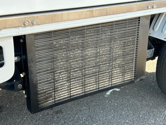 ハイゼットトラック ４ＷＤ　ＦＲＰ中温冷蔵冷凍車　－７℃設定　デンソー冷凍機　ダイハツ純正　両側スライドドア　リヤワンタッチ扉　助手席エアバッグ　ＡＢＳ　９０度ストッパー　樹脂製スノコ　庫内ライト　荷箱カギ（45枚目）