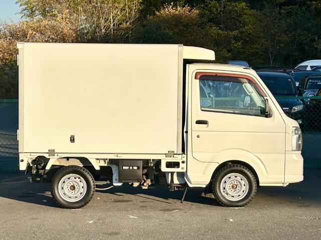 ミニキャブトラック ４ＷＤ　冷蔵冷凍車　中温‐５℃設定　菱重コールドチェーン　２コンプレッサー冷凍機　片側スライドドア　リヤワンタッチ扉　９０度ストッパー　樹脂製スノコ　庫内ライト　荷箱カギ（12枚目）