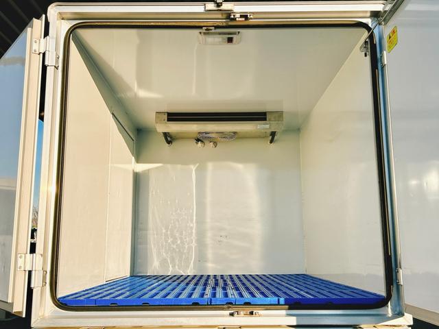 ミニキャブトラック ４ＷＤ　冷蔵冷凍車　中温‐５℃設定　菱重コールドチェーン　２コンプレッサー冷凍機　片側スライドドア　リヤワンタッチ扉　９０度ストッパー　樹脂製スノコ　庫内ライト　荷箱カギ（16枚目）