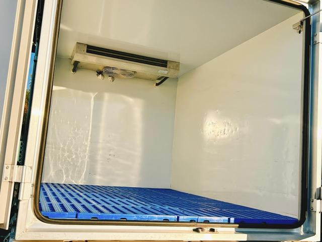 ミニキャブトラック ４ＷＤ　冷蔵冷凍車　中温‐５℃設定　菱重コールドチェーン　２コンプレッサー冷凍機　片側スライドドア　リヤワンタッチ扉　９０度ストッパー　樹脂製スノコ　庫内ライト　荷箱カギ（18枚目）