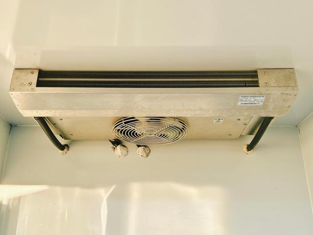 ミニキャブトラック ４ＷＤ　冷蔵冷凍車　中温‐５℃設定　菱重コールドチェーン　２コンプレッサー冷凍機　片側スライドドア　リヤワンタッチ扉　９０度ストッパー　樹脂製スノコ　庫内ライト　荷箱カギ（19枚目）