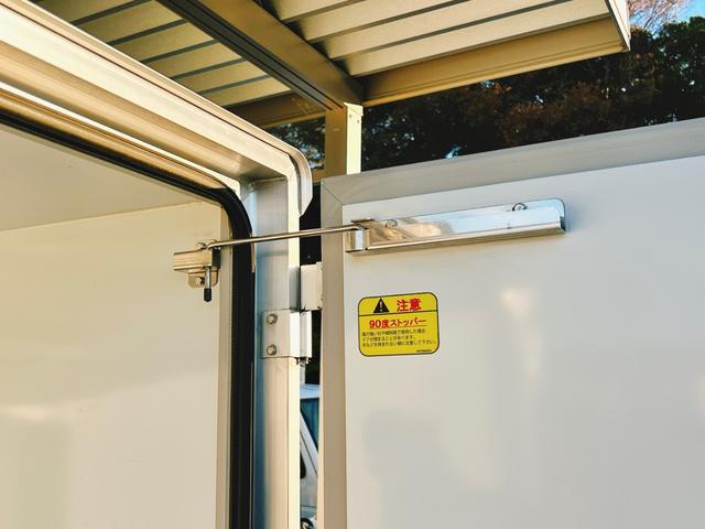 ミニキャブトラック ４ＷＤ　冷蔵冷凍車　中温‐５℃設定　菱重コールドチェーン　２コンプレッサー冷凍機　片側スライドドア　リヤワンタッチ扉　９０度ストッパー　樹脂製スノコ　庫内ライト　荷箱カギ（21枚目）