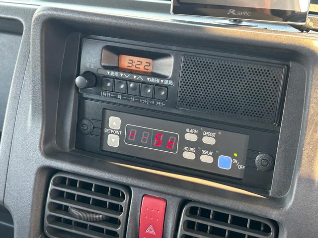 ミニキャブトラック ４ＷＤ　冷蔵冷凍車　中温‐５℃設定　菱重コールドチェーン　２コンプレッサー冷凍機　片側スライドドア　リヤワンタッチ扉　９０度ストッパー　樹脂製スノコ　庫内ライト　荷箱カギ（26枚目）