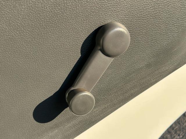 ミニキャブトラック ４ＷＤ　冷蔵冷凍車　中温‐５℃設定　菱重コールドチェーン　２コンプレッサー冷凍機　片側スライドドア　リヤワンタッチ扉　９０度ストッパー　樹脂製スノコ　庫内ライト　荷箱カギ（28枚目）