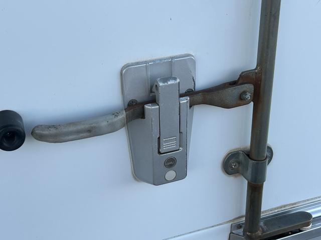 ミニキャブトラック ４ＷＤ　冷蔵冷凍車　中温‐５℃設定　菱重コールドチェーン　２コンプレッサー冷凍機　片側スライドドア　リヤワンタッチ扉　９０度ストッパー　樹脂製スノコ　庫内ライト　荷箱カギ（40枚目）