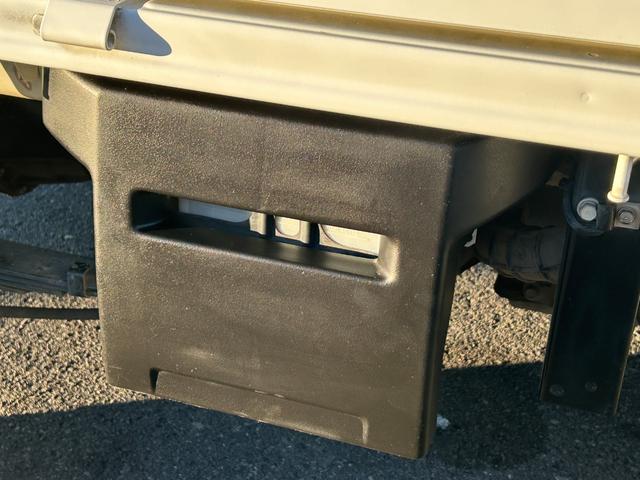 ミニキャブトラック ４ＷＤ　冷蔵冷凍車　中温‐５℃設定　菱重コールドチェーン　２コンプレッサー冷凍機　片側スライドドア　リヤワンタッチ扉　９０度ストッパー　樹脂製スノコ　庫内ライト　荷箱カギ（43枚目）