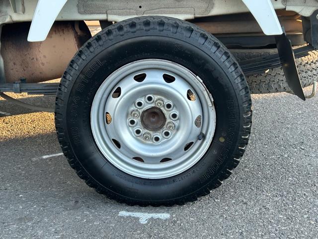 ミニキャブトラック ４ＷＤ　冷蔵冷凍車　中温‐５℃設定　菱重コールドチェーン　２コンプレッサー冷凍機　片側スライドドア　リヤワンタッチ扉　９０度ストッパー　樹脂製スノコ　庫内ライト　荷箱カギ（46枚目）