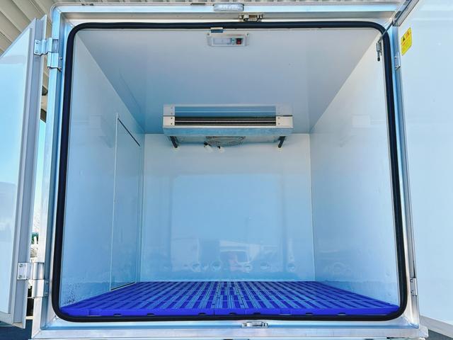 ミニキャブトラック 冷蔵冷凍車 中温-5℃設定 菱重コールドチェーン2コンプ仕様 2コンプレッサー冷凍機 片側スライドドア リヤワンタッチ扉 助手席エアバッグ ABS 90度ストッパー 樹脂製スノコ 庫内ライト 荷箱カギ(6枚目)