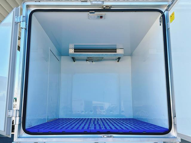 ミニキャブトラック 冷蔵冷凍車 中温-5℃設定 菱重コールドチェーン2コンプ仕様 2コンプレッサー冷凍機 片側スライドドア リヤワンタッチ扉 助手席エアバッグ ABS 90度ストッパー 樹脂製スノコ 庫内ライト 荷箱カギ(16枚目)