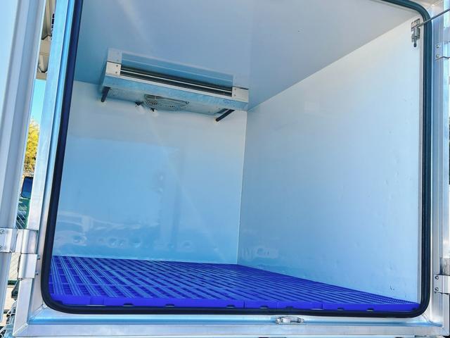 ミニキャブトラック 冷蔵冷凍車 中温-5℃設定 菱重コールドチェーン2コンプ仕様 2コンプレッサー冷凍機 片側スライドドア リヤワンタッチ扉 助手席エアバッグ ABS 90度ストッパー 樹脂製スノコ 庫内ライト 荷箱カギ(18枚目)