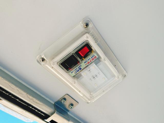 ミニキャブトラック 冷蔵冷凍車 中温-5℃設定 菱重コールドチェーン2コンプ仕様 2コンプレッサー冷凍機 片側スライドドア リヤワンタッチ扉 助手席エアバッグ ABS 90度ストッパー 樹脂製スノコ 庫内ライト 荷箱カギ(20枚目)