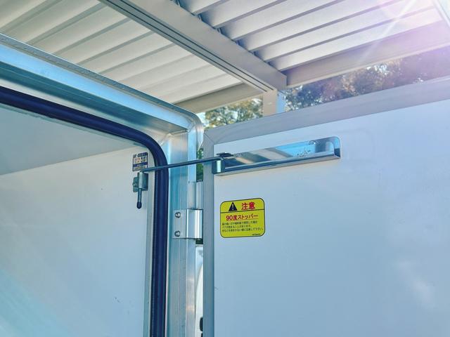 ミニキャブトラック 冷蔵冷凍車 中温-5℃設定 菱重コールドチェーン2コンプ仕様 2コンプレッサー冷凍機 片側スライドドア リヤワンタッチ扉 助手席エアバッグ ABS 90度ストッパー 樹脂製スノコ 庫内ライト 荷箱カギ(21枚目)