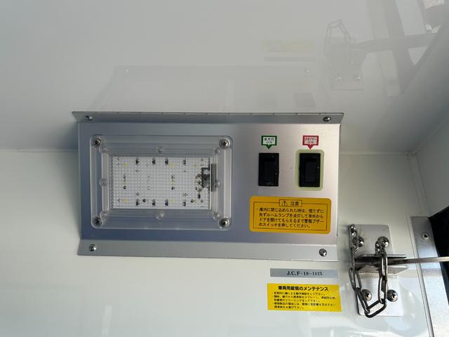 ハイゼットトラック 4WD FRP中温冷蔵冷凍車 -7℃設定 デンソー冷凍機 片側スライドドア リヤワンタッチ扉 スマートアシスト 障害物センサー 90度ストッパー 樹脂製スノコ 庫内ライト 荷箱カギ(20枚目)