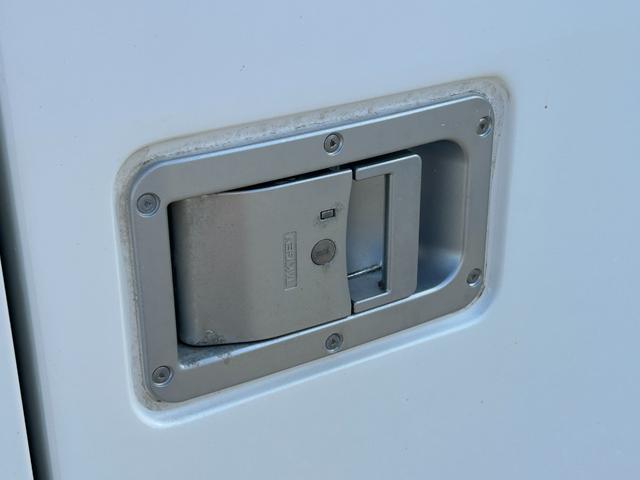 ハイゼットトラック 4WD FRP中温冷蔵冷凍車 -7℃設定 デンソー冷凍機 片側スライドドア リヤワンタッチ扉 スマートアシスト 障害物センサー 90度ストッパー 樹脂製スノコ 庫内ライト 荷箱カギ(43枚目)