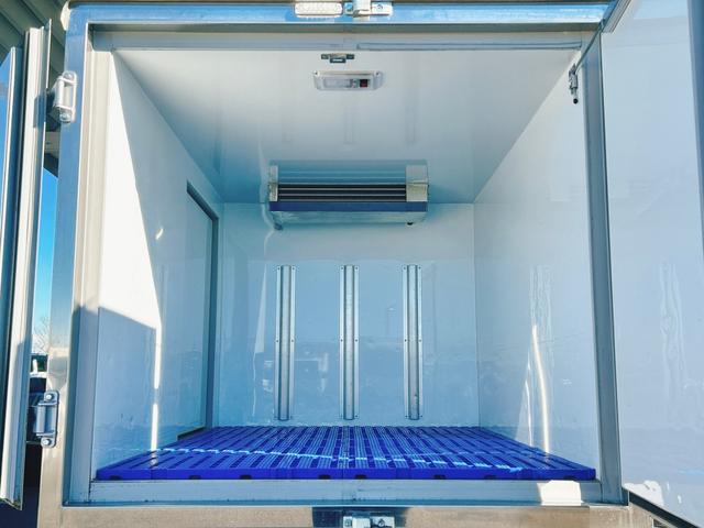 ハイゼットトラック スタンバイ付き低温冷蔵冷凍車 -20℃設定 2コンプ仕様 エレクール2コンプレッサー仕様 片側スライドドア 外部電源用スタンバイケーブル スマートアシスト スマートキー プッシュスタート 電動格納ミラー PW ETC 90度ストッパー 樹脂製スノコ(6枚目)