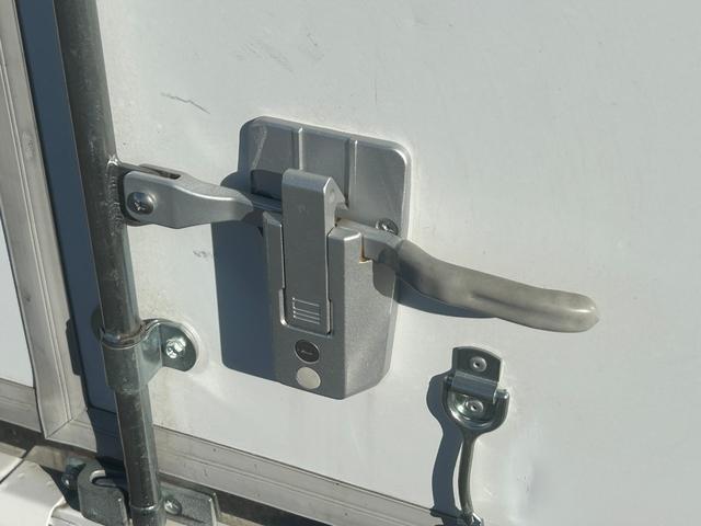 ハイゼットトラック スタンバイ付き低温冷蔵冷凍車 -20℃設定 2コンプ仕様 エレクール2コンプレッサー仕様 片側スライドドア 外部電源用スタンバイケーブル スマートアシスト スマートキー プッシュスタート 電動格納ミラー PW ETC 90度ストッパー 樹脂製スノコ(48枚目)