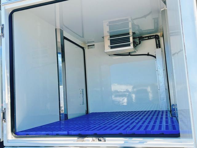 ハイゼットトラック FRP中温冷蔵冷凍車 -7℃設定 デンソー冷凍機 ダイハツ純正 両側スライドドア リヤワンタッチ扉 助手席エアバッグ ABS 90度ストッパー 樹脂製スノコ 庫内ライト 荷箱カギ(18枚目)