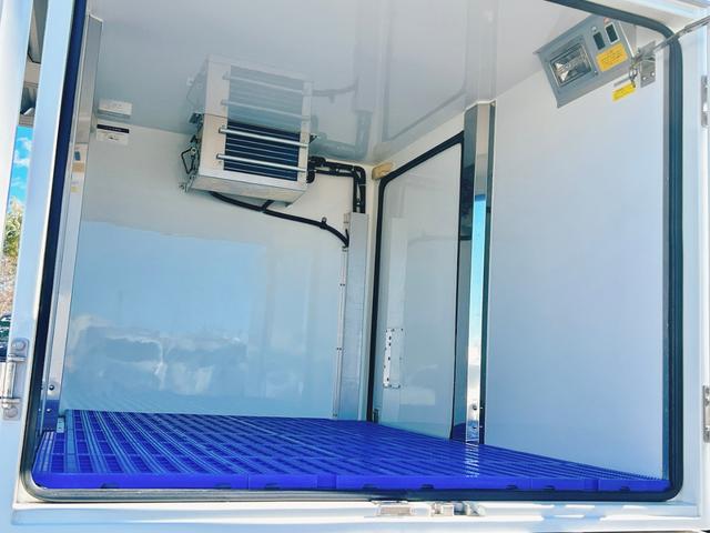 ハイゼットトラック FRP中温冷蔵冷凍車 -7℃設定 デンソー冷凍機 ダイハツ純正 両側スライドドア リヤワンタッチ扉 助手席エアバッグ ABS 90度ストッパー 樹脂製スノコ 庫内ライト 荷箱カギ(19枚目)