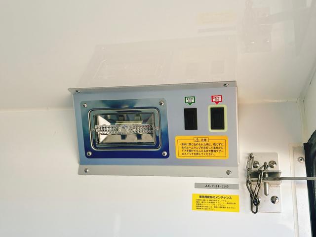 ハイゼットトラック FRP中温冷蔵冷凍車 -7℃設定 デンソー冷凍機 ダイハツ純正 両側スライドドア リヤワンタッチ扉 助手席エアバッグ ABS 90度ストッパー 樹脂製スノコ 庫内ライト 荷箱カギ(21枚目)