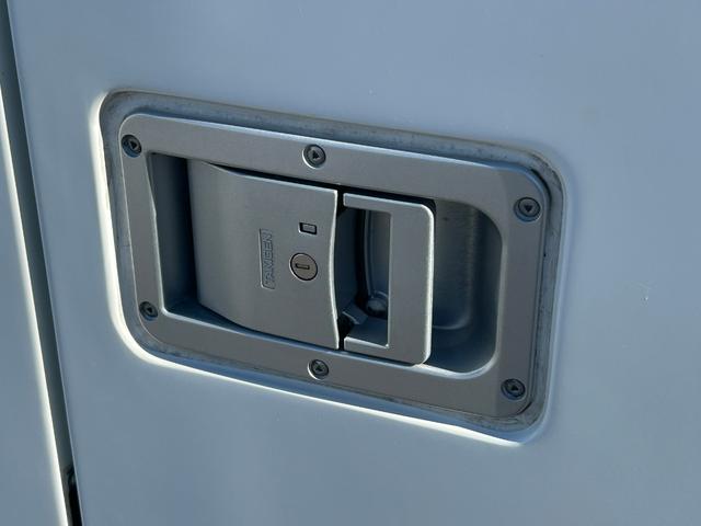 ハイゼットトラック FRP中温冷蔵冷凍車 -7℃設定 デンソー冷凍機 ダイハツ純正 両側スライドドア リヤワンタッチ扉 助手席エアバッグ ABS 90度ストッパー 樹脂製スノコ 庫内ライト 荷箱カギ(40枚目)