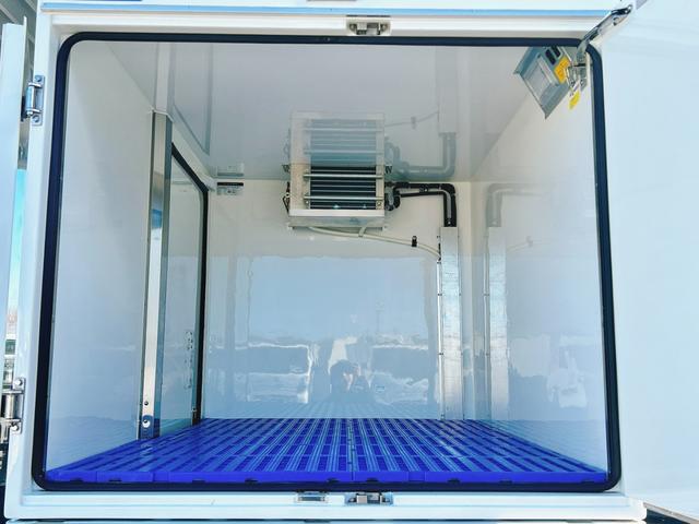 ハイゼットトラック FRP中温冷蔵冷凍車 -7℃設定 デンソー冷凍機 片側スライドドア スマートアシスト LED・省力パック スマートインナーミラー プッシュスタート 電動格納ミラー 純正ナビ・TV・Bカメラ・ETC 90度ストッパー 樹脂製スノコ 庫内ライト(16枚目)