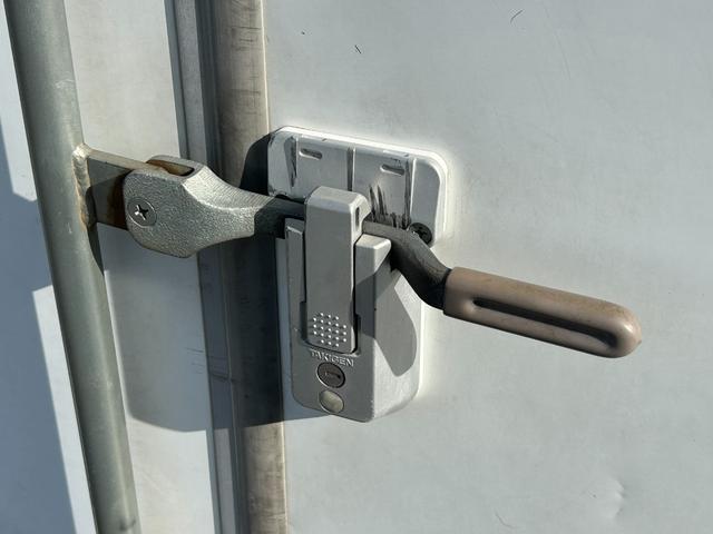 キャリイトラック ４ＷＤ　低温冷蔵冷凍車　－２０℃設定　キャリイ食品シリーズ　サーモキング冷凍機　片側スライドドア　リヤロックロッド扉　キーレス　パワーウィンドウ　ＥＴＣ　助手席エアバッグ　ＡＢＳ　スノコ　荷箱カギ（41枚目）