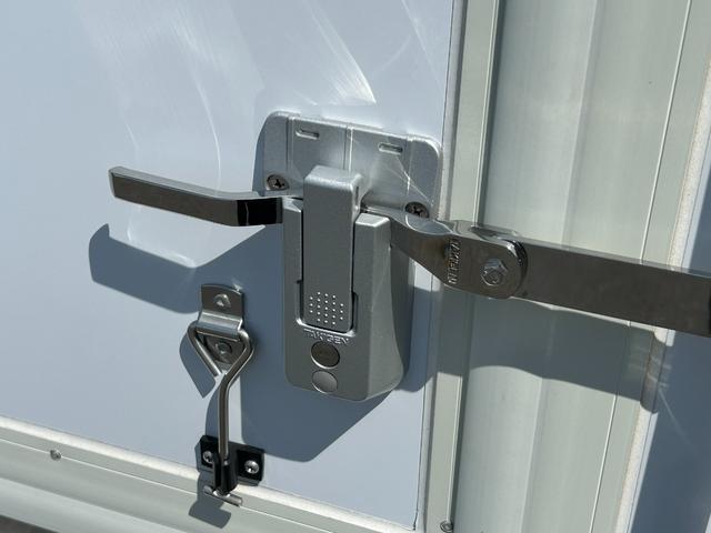 ハイゼットトラック 低温冷蔵冷凍車　－２２℃設定　ダイハツ純正　デンソー冷凍機　カラーアルミ低温冷蔵冷凍車　片側ドア　リアロックロッド扉　スマートアシスト　ＬＥＤパック　省力パック　プッシュスタート　電動格納ミラー　デジタルインナーミラー　樹脂製スノコ　９０度ストッパー（46枚目）