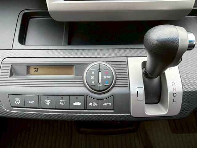 フリード GH 電動スライドドア ナビ TV ETC バックモニター ヘッドライトHID オートライト スマートキー オートエアコン 電動格納ミラー サイドバイザー パワーウィンドウ VSA 純正ホイールキャップ(11枚目)