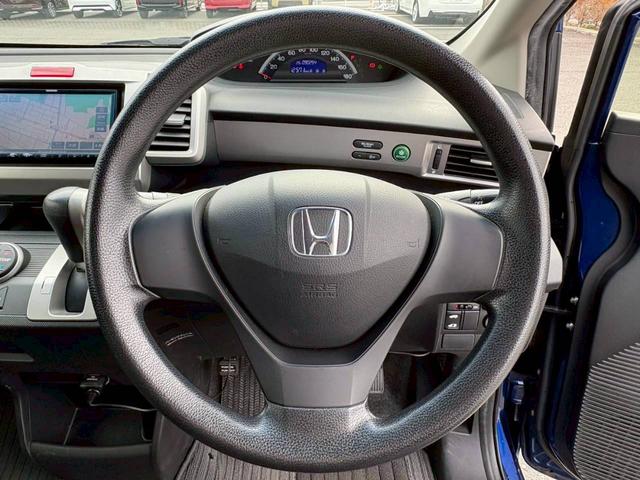 フリード GH 電動スライドドア ナビ TV ETC バックモニター ヘッドライトHID オートライト スマートキー オートエアコン 電動格納ミラー サイドバイザー パワーウィンドウ VSA 純正ホイールキャップ(15枚目)