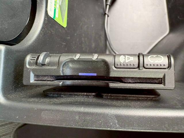 フリード GH 電動スライドドア ナビ TV ETC バックモニター ヘッドライトHID オートライト スマートキー オートエアコン 電動格納ミラー サイドバイザー パワーウィンドウ VSA 純正ホイールキャップ(21枚目)