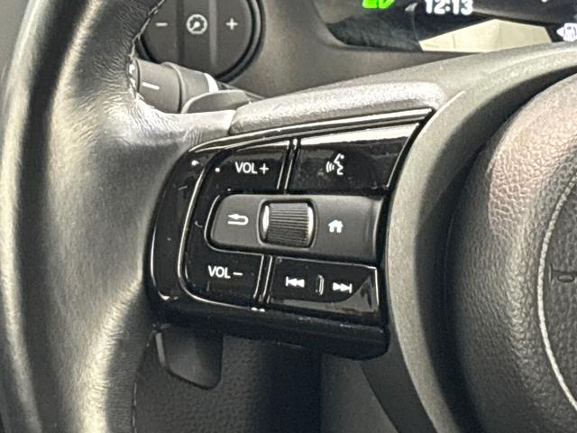 ステアリングにはオーディオコントロールスイッチが付いていますので、目線を正面から外すことが無く、また、ステアリングから手を離さずにオーディオ操作ができます