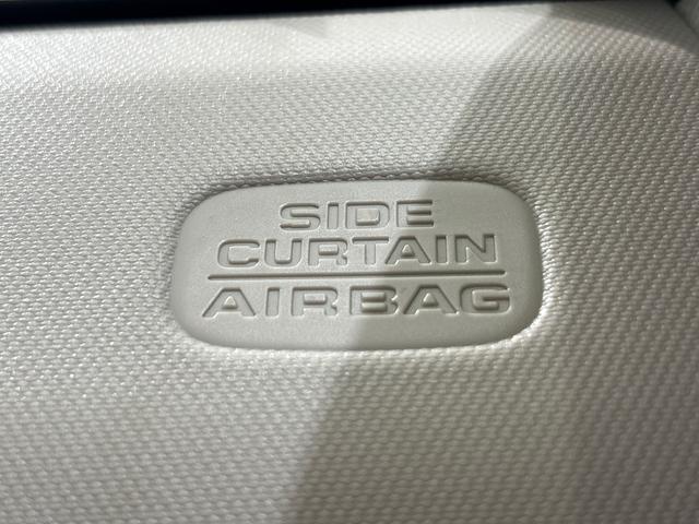 【サイドカーテンエアバッグシステム】万が一の側面からの衝撃に対して、前席〜後席の上部からカーテン状にエアバックが展開して、頭部や頚部を幅広い範囲で保護します。