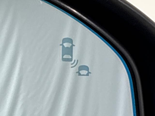 【ブラインドスポットインフォメーション】走行中、斜め後ろに車両が存在すると、その方向のドアミラー上のマークが点灯。さらにその方向にウインカーを操作すると、マークの点滅と警報音で注意を促します