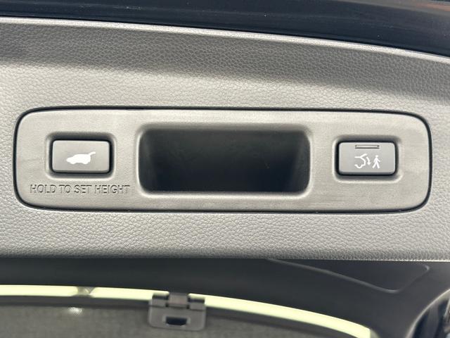 ハンズフリーアクセスパワーテールゲート（予約クローズ機能付）荷物を抱えていてもラクに開け閉め可能です。スマートキーを持っていれば、開扉だけでなく、閉扉までをハンズフリーで行うことができます