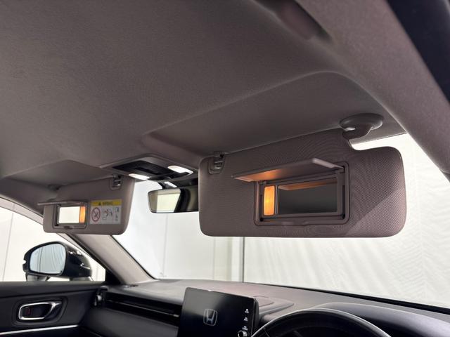 【あると便利な装備】運転席・助手席サンバイザー内側ライト付きミラー＋マップランプが装備されています