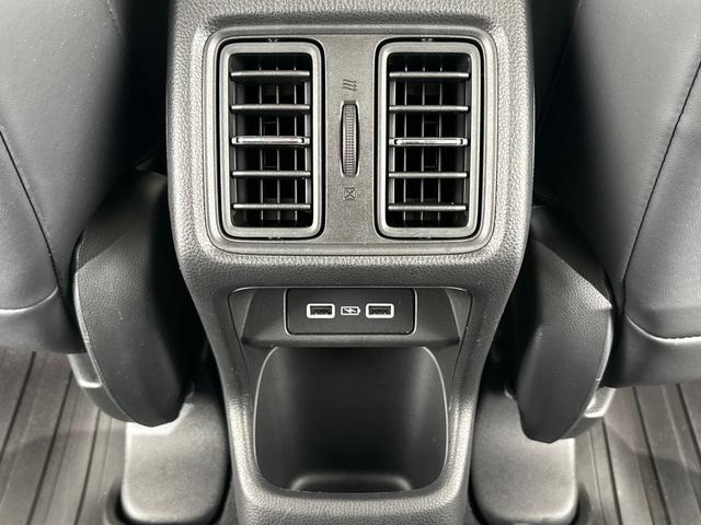 【後席シート】後席充電用ＵＳＢジャック（急速充電対応タイプ２個付）後席に２つの「充電用ＵＳＢジャック」を設置。長時間のドライブも安心です