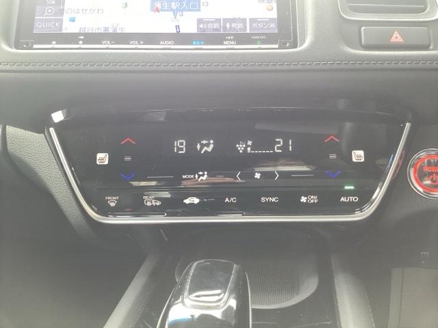 左右独立オートエアコン装備！運転席側と助手席側で別々の温度調整が可能です。