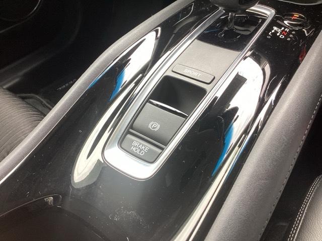 電子パーキングブレーキ、ブレーキホールド搭載！パーキングブレーキは手動で解除スムーズな発進が可能。ブレーキホールドは停車中に、ブレーキペダルを踏み続けなくても、自動的にブレーキを保持する機能です。