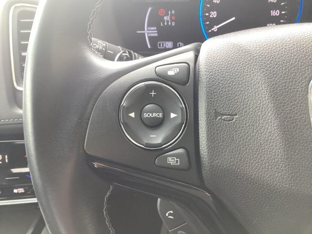 ハンドルオーディオリモコン。手元でオーディオの操作が可能です。走行中でもハンドルから手を離さずに操作ができて安心です。