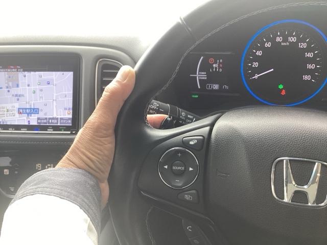 マニュアル車のような感覚で、ワインディングロードでも車を操れるパドルシフト付きです。長い下り坂でのエンジンブレーキや、高速道路の合流の際の加速も思いのままに操ることができ楽しめます