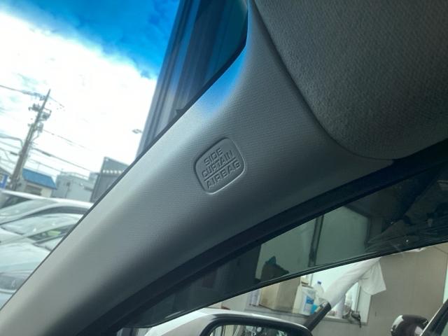 サイドカーテンエアバックシステムは、側面衝突時に大人から子供までさまざまな体格の乗員の頭部や頚部を広範囲で保護。特にセンターピラーへの頭部衝突を防ぐ展開性能を実現しています。