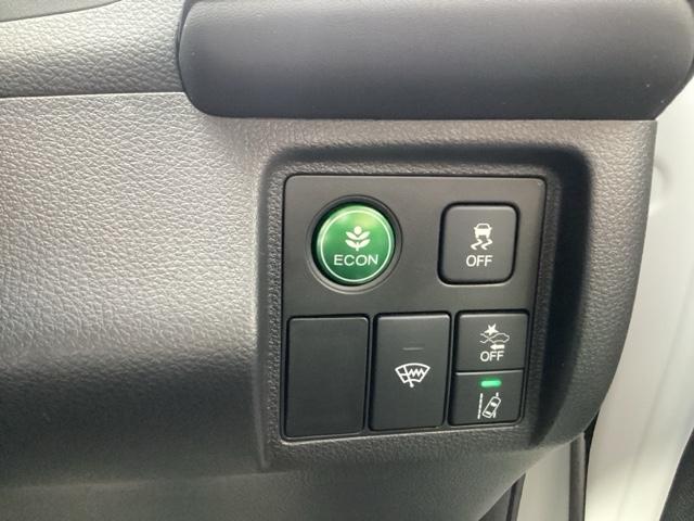 ＥＣＯＮモードの機能として、「燃費が良くなるアクセル制御」があります。アクセルペダルを余分に踏み込んでしまった場合でも、自動的に燃料の噴射量を抑え、エンジンの効率が良い領域で働かせるようにします。