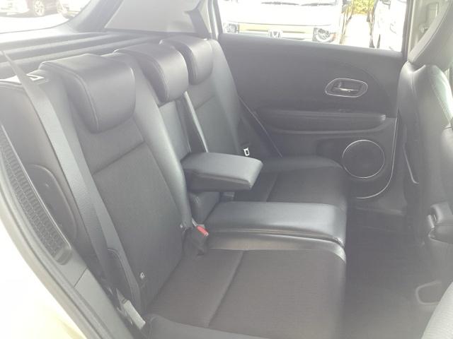リアシートの足元広々！ゆったり空間で楽チンです。　ロングドライブも快適です。